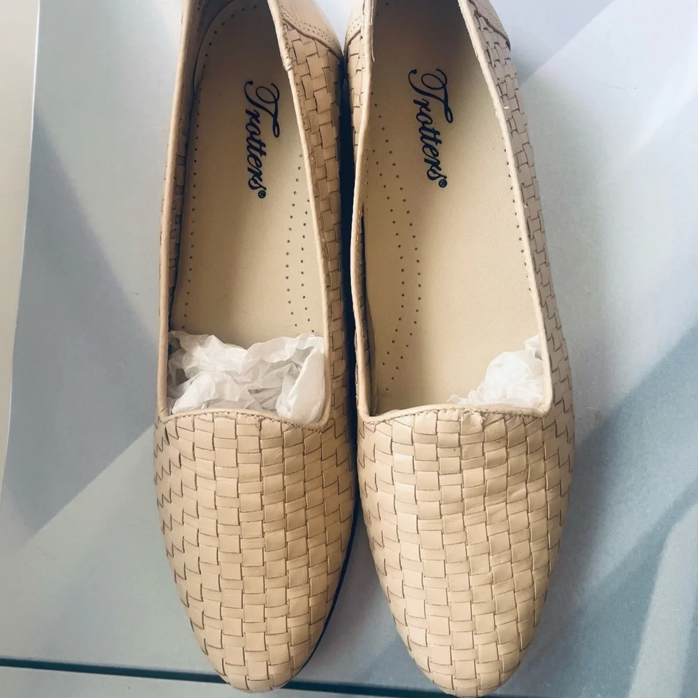 Trotters Women's Beige Woven Flats